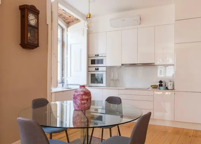 شقة Alfama Baixa Spacious And Bright Blends The Historic And The Contemporary 2 Bedrs & 2 Bathrs Ac 18th Century Building