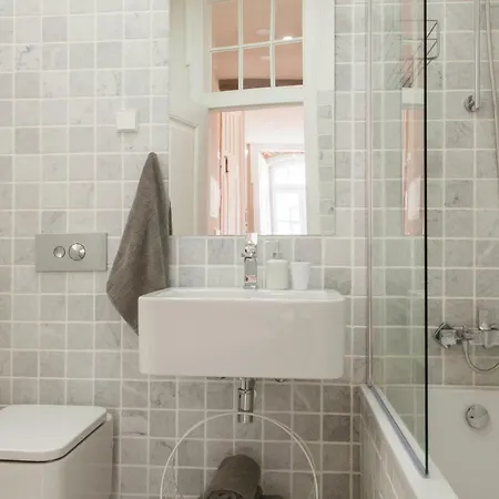 Apartman Alfama Baixa Spacious And Bright Blends The Historic And The Contemporary 2 Bedrs & 2 Bathrs Ac 18th Century Building Lisboa