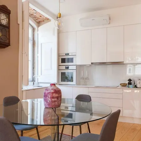 Apartman Alfama Baixa Spacious And Bright Blends The Historic And The Contemporary 2 Bedrs & 2 Bathrs Ac 18th Century Building