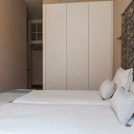 Alfama Baixa Spacious And Bright Blends The Historic And The Contemporary 2 Bedrs & 2 Bathrs Ac 18th Century Building Apartman