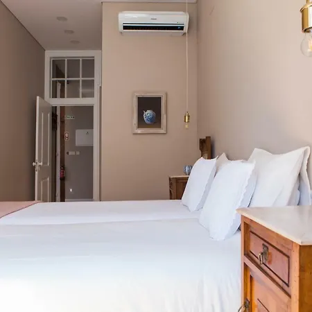 Alfama Baixa Spacious And Bright Blends The Historic And The Contemporary 2 Bedrs & 2 Bathrs Ac 18th Century Building Apartman *